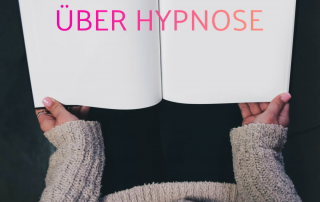 Aufgeschlagenes Buch mit Inschrift Über Hypnose