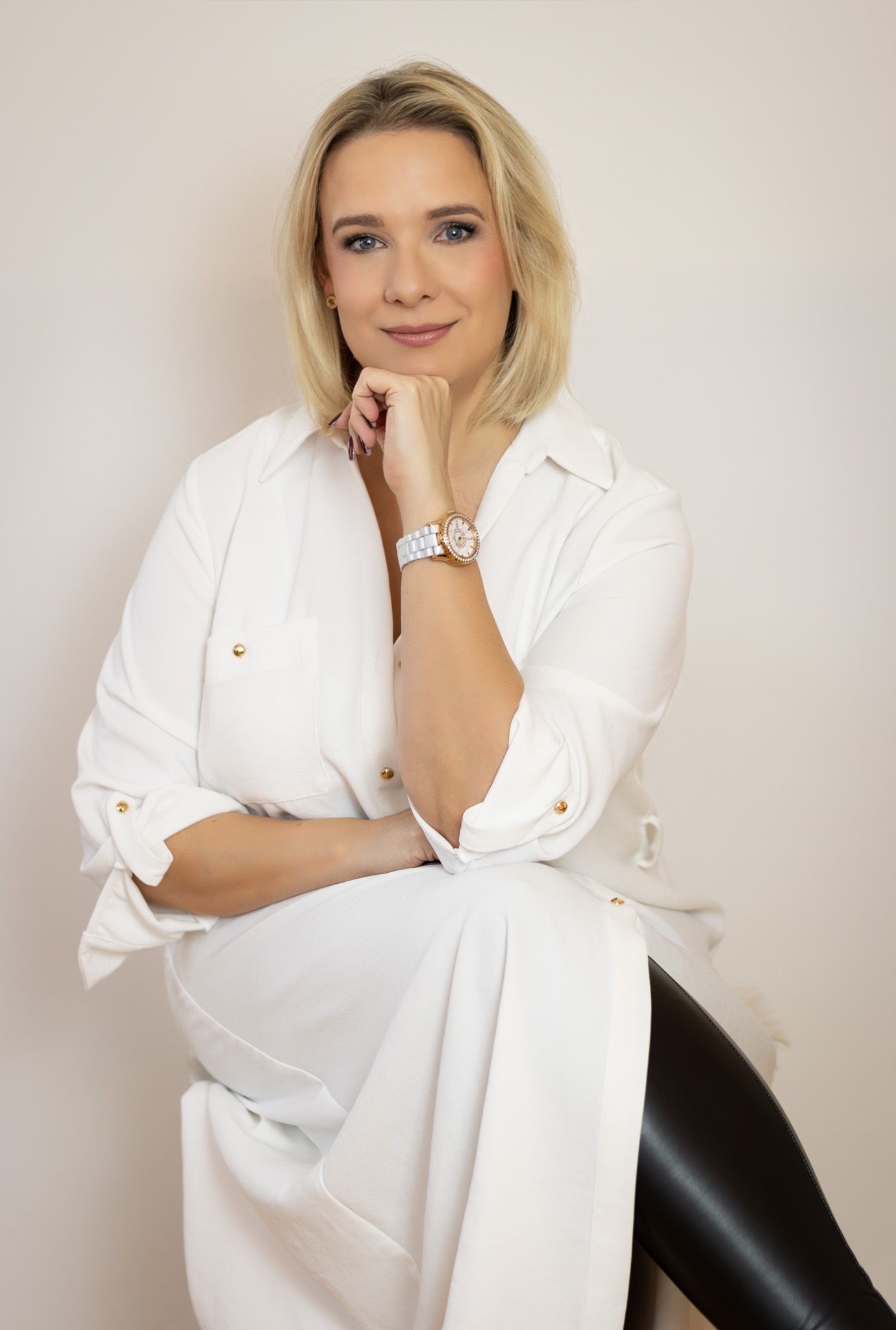 Silva Schwabe schwarz weiß in weißer Bluse