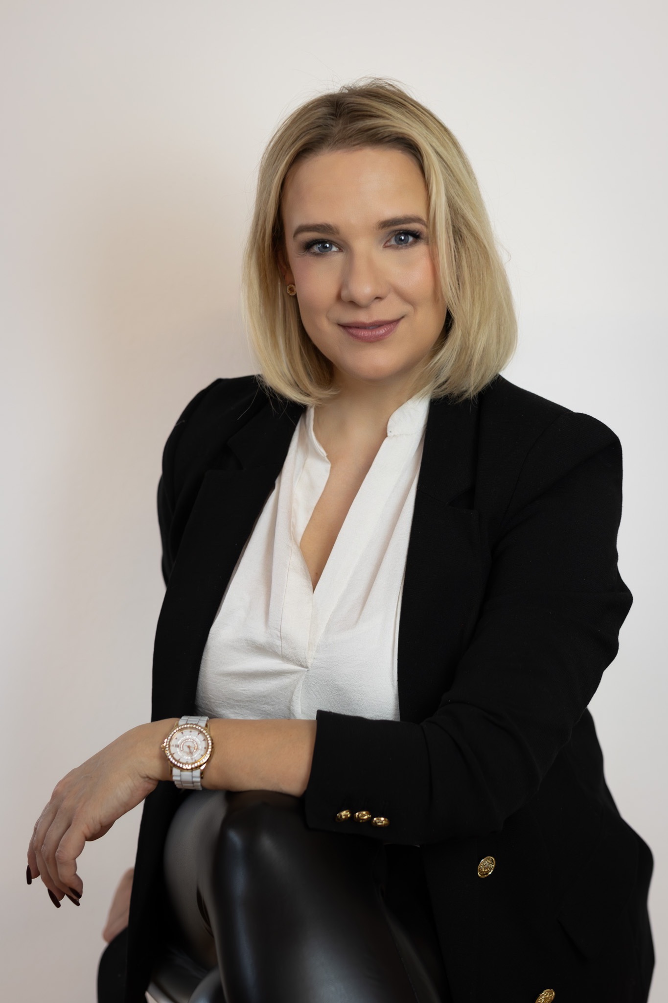 Silva Schwabe schwarz weiß in weißer Bluse